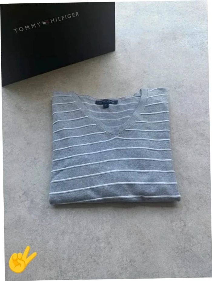 Pull Tommy Hilfiger Col V Taille L gris blanc Femme Women PULL0174