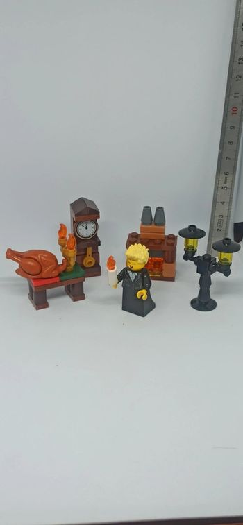 Figurine femme chanteuse avec décor salon lego