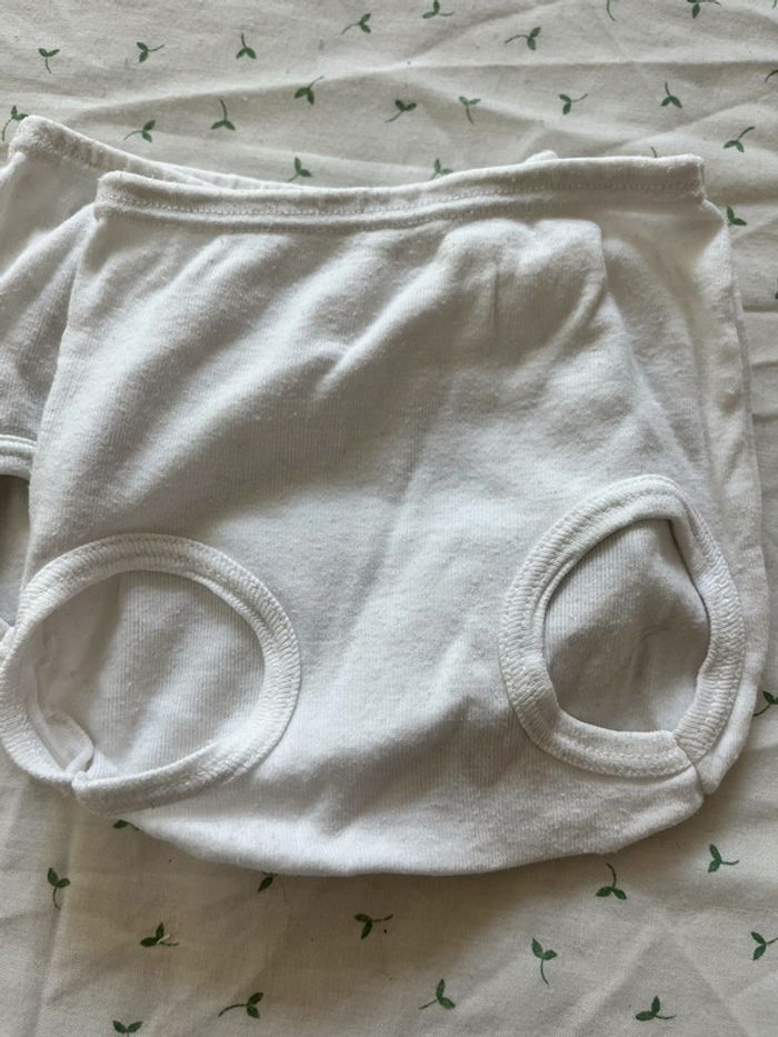 Culottes blanches sur couches - photo numéro 3