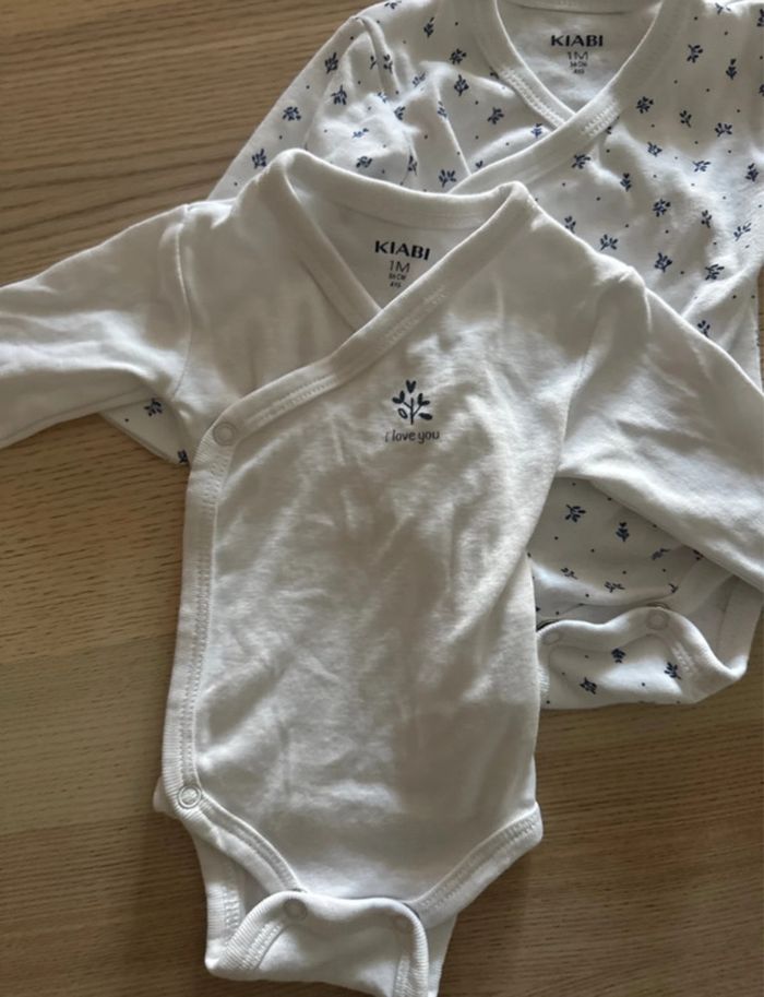 Lot 2 Bodies blanc et bleu kiabi 1 mois - photo numéro 2