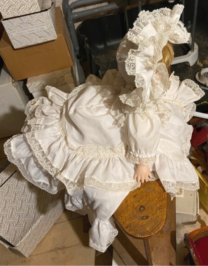 Poupée de collection en porcelaine - photo numéro 3