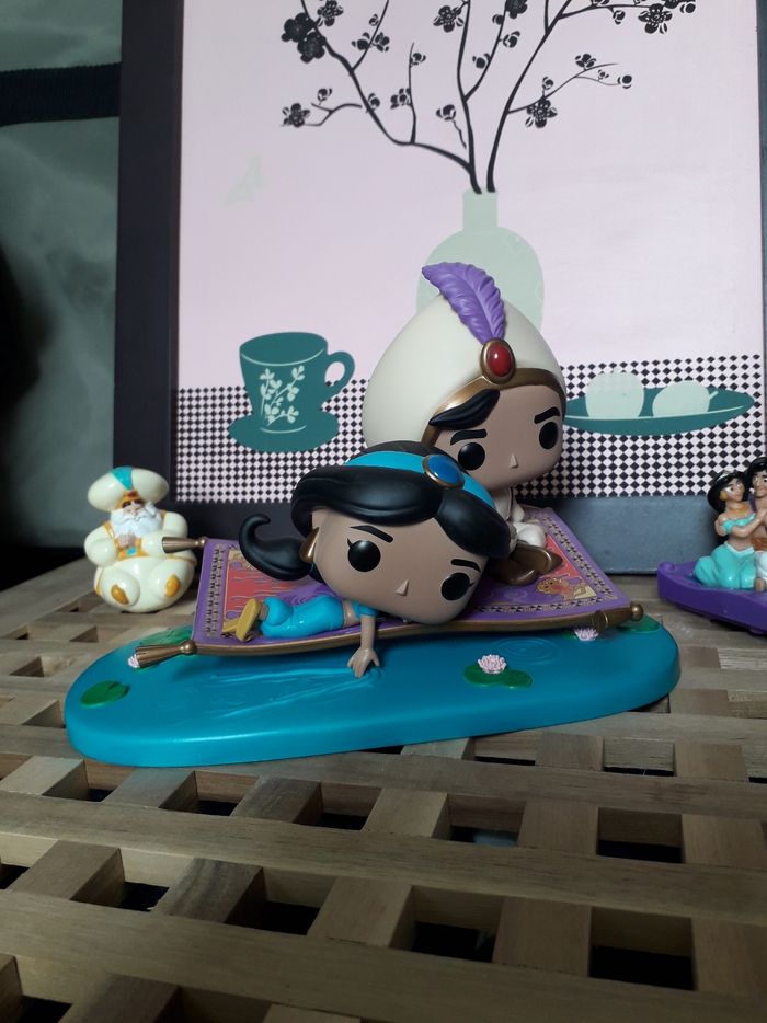 Funko Pop Disney Aladdin et Jasmine Movie Moments " Aladdin et Jasmine sur le tapis volant " " Magic Carpet Ride " #480 , avec 2 figurines vintage Disney Aladdin Mac Donald - photo numéro 3
