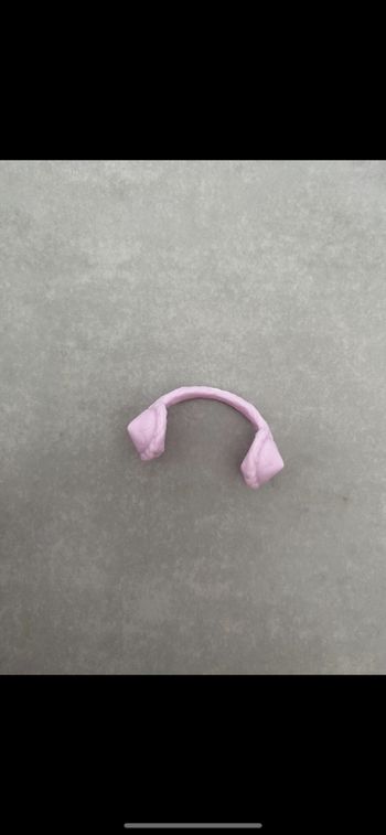 Cache oreille poupée