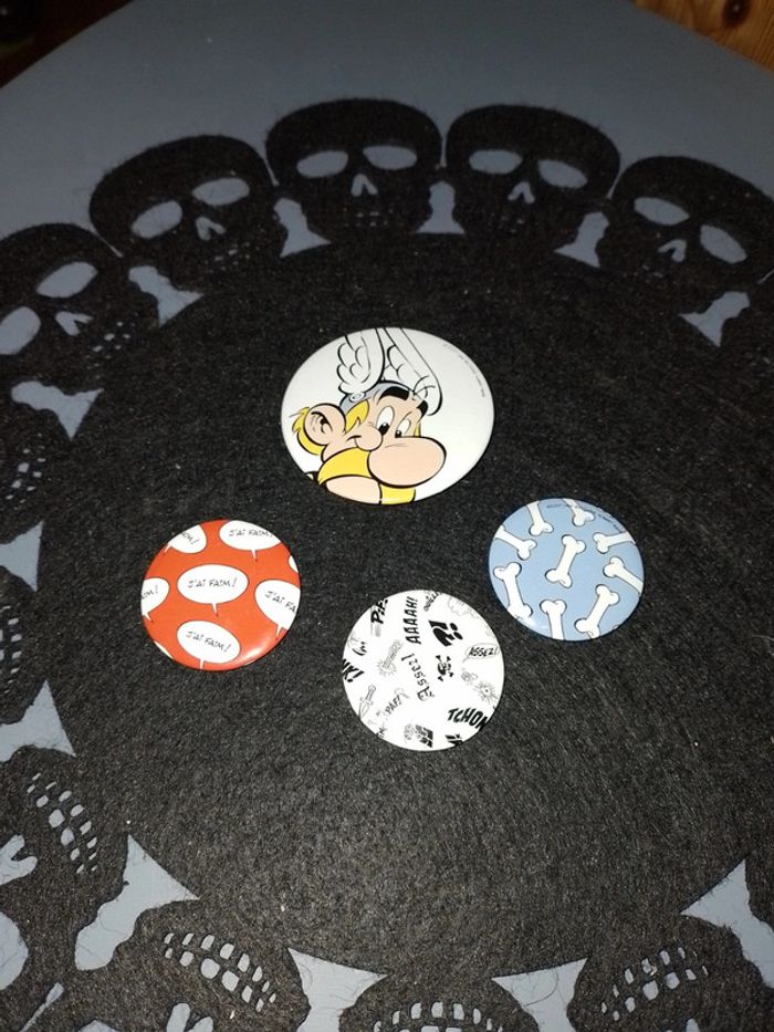 Lot de 4 badges Asterix