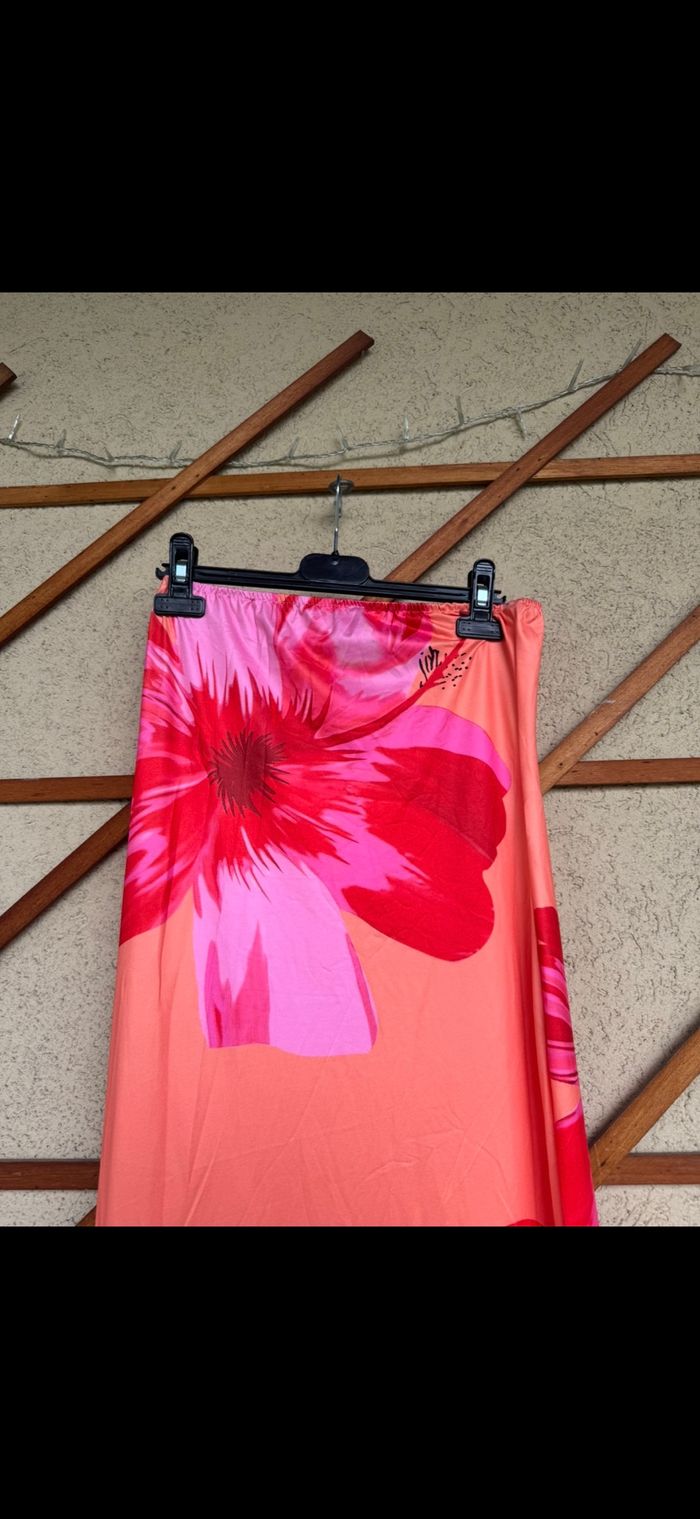 Robe  orange et rouge avec des fleurs - photo numéro 2