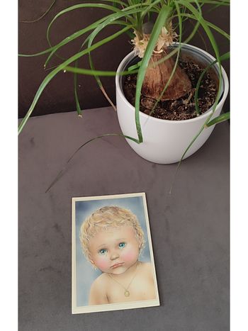 Carte postale dessin bébé triste