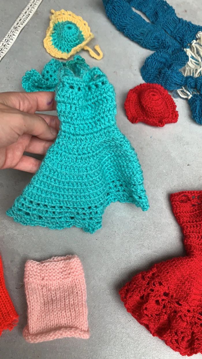 Lot accessoires vêtement poupée barbie tricoté - photo numéro 4