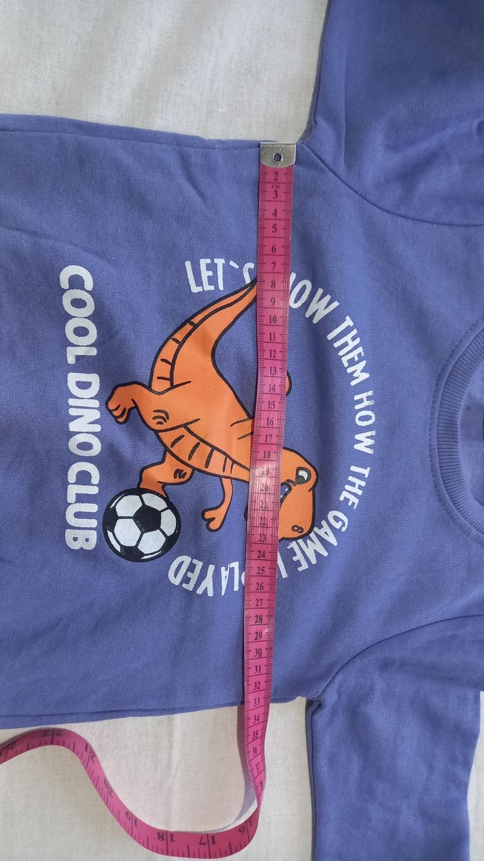 Sweat Dino au foot 116 cm neuf - photo numéro 4