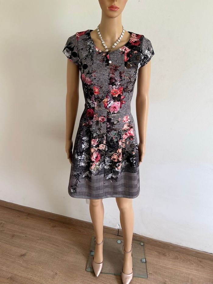 Robe grise et imprimée à manches courtes Rinascimento taille S jamais portée - photo numéro 3