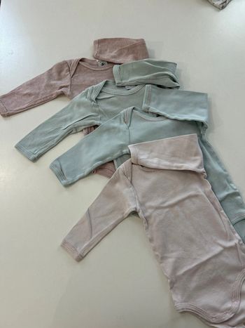 Lot 4 bodies Petit Bateau manches longues 6 mois