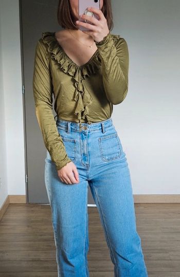 Blouse verte à décolleté en V et volants
