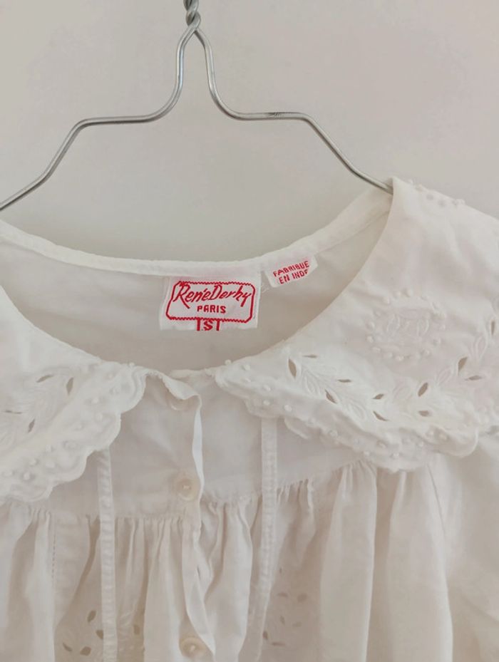 Blouse blanche boutonnée 
Col claudine broderie anglaise - photo numéro 4