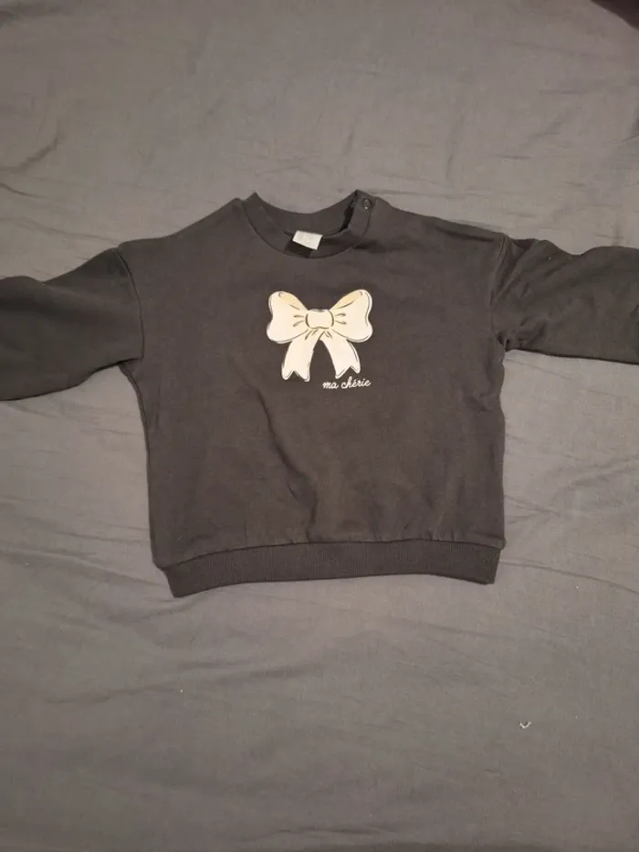 Pull noir bébé fille