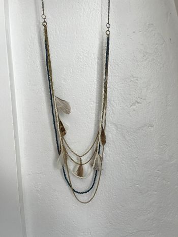 Collier sautoir long avec plumes et perles