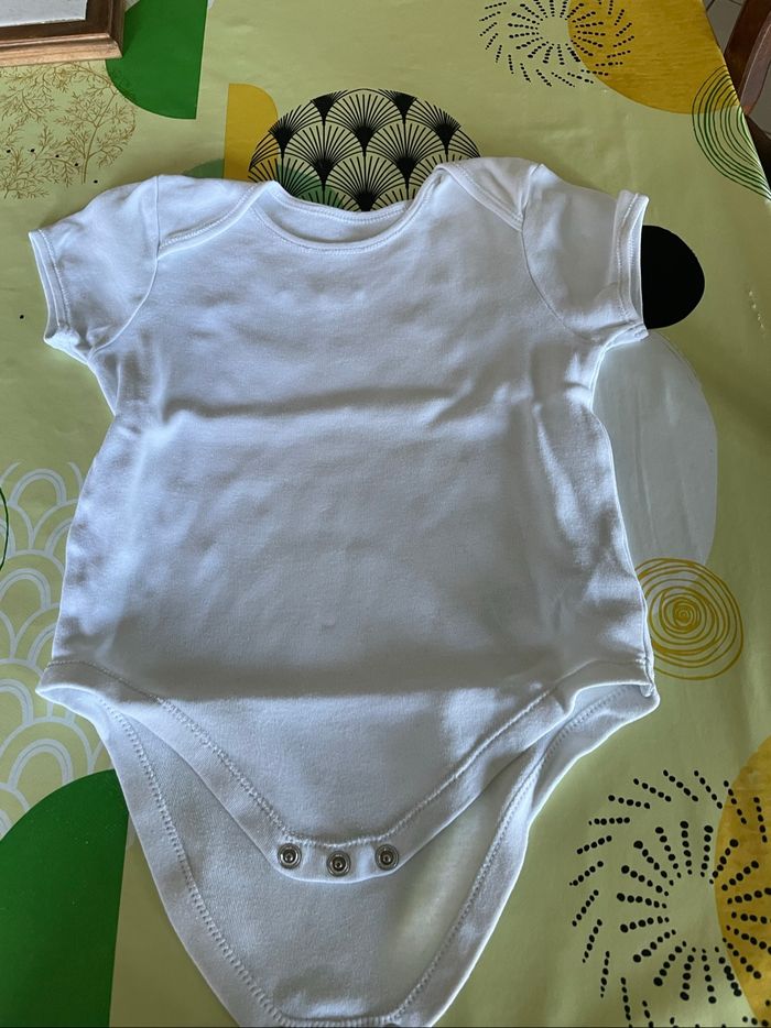 Body manche courte ( lot de 3). 24 mois