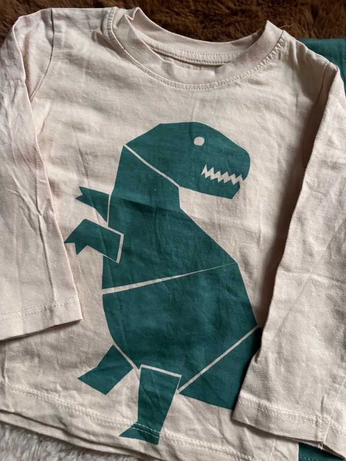 Lot tee shirt beige/vert dinosaure Primark t.9-12m - photo numéro 2