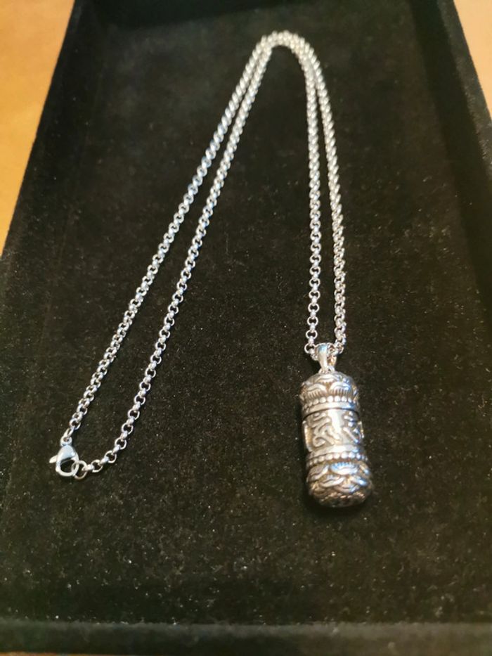 Collier et pendentif boudhisme priere