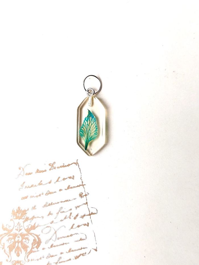 Magnifique pendentif en résine fleurs bleu - photo numéro 2