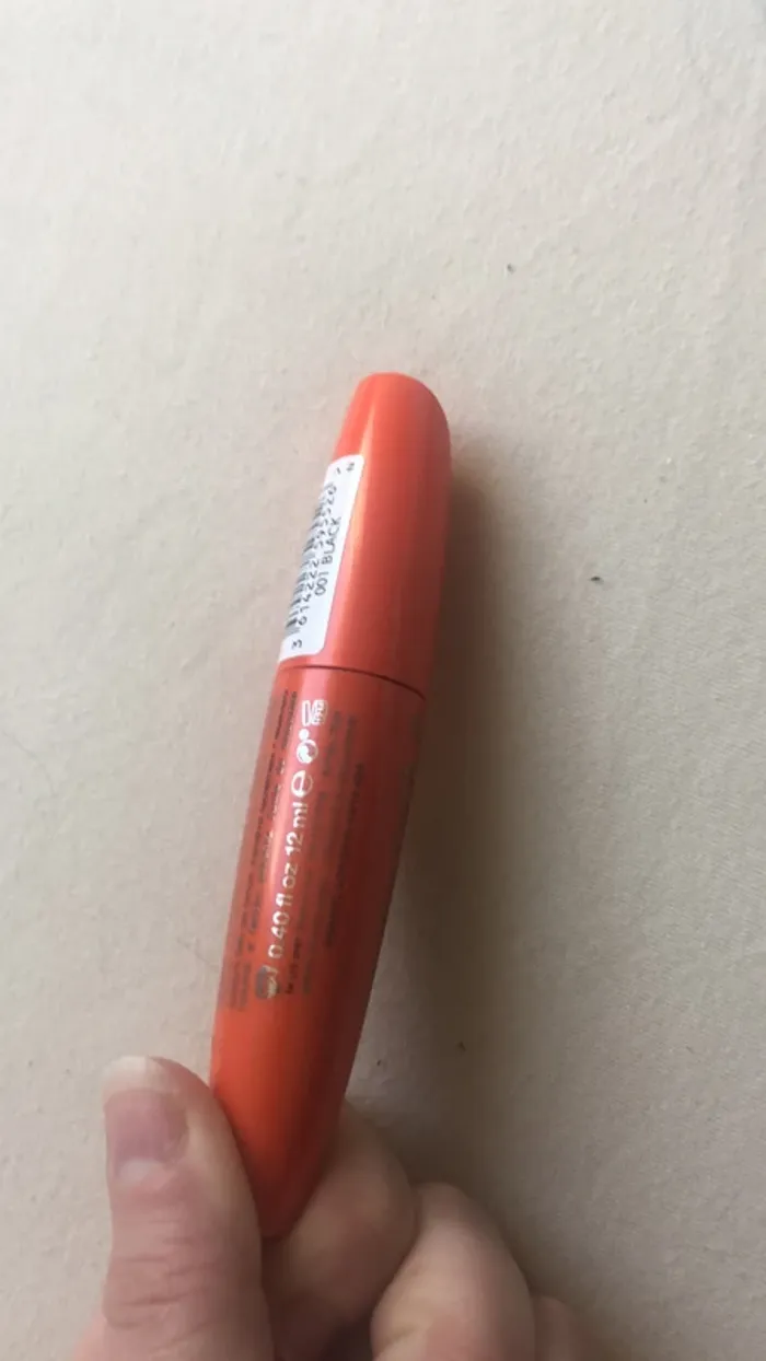 Mascara noir extrême volume et facile à l enlever - photo numéro 3