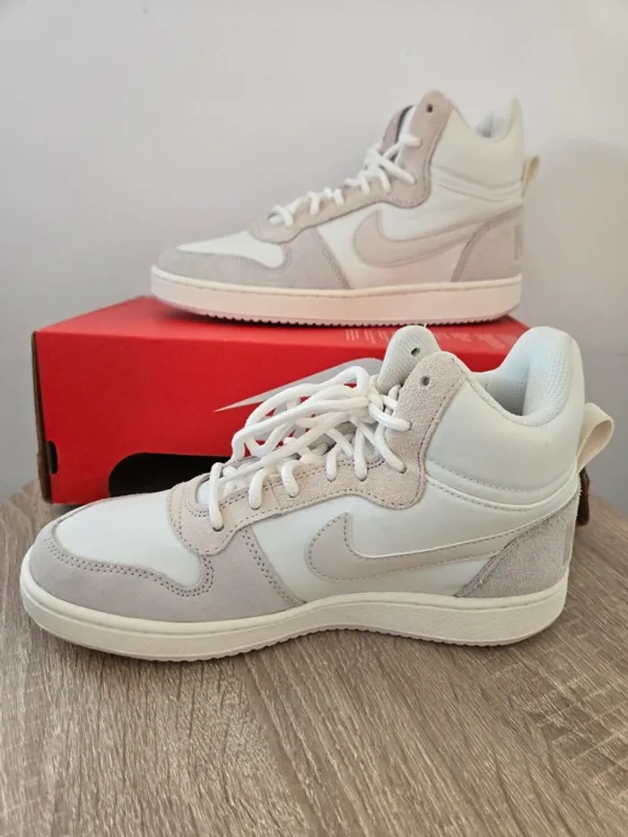 Nike borought mid taille 37,5 neuves beige creme - photo numéro 3