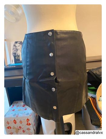 Jupe simili cuir noire - Mango