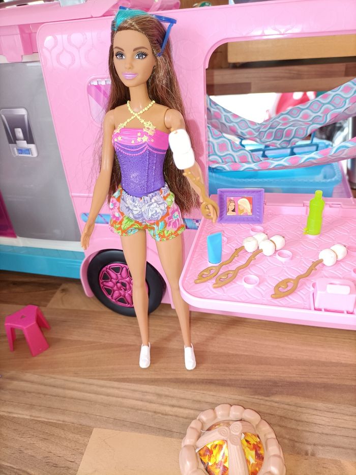 Magnifique Camping car rose Barbie Dream Camper +1 jolie Barbie+ nombreux accessoires - photo numéro 2