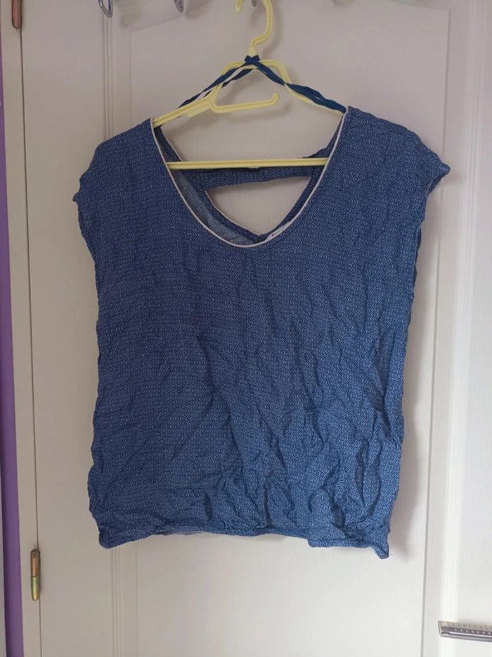 T-shirt bleu à motifs