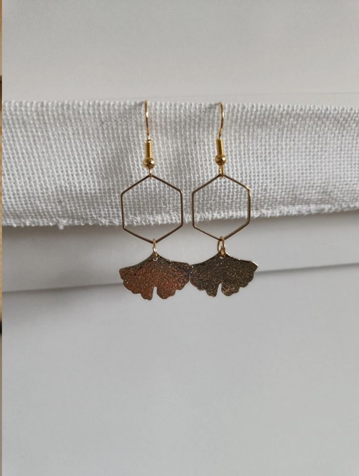 Boucles d'oreilles dorées feuilles gingko - photo numéro 3