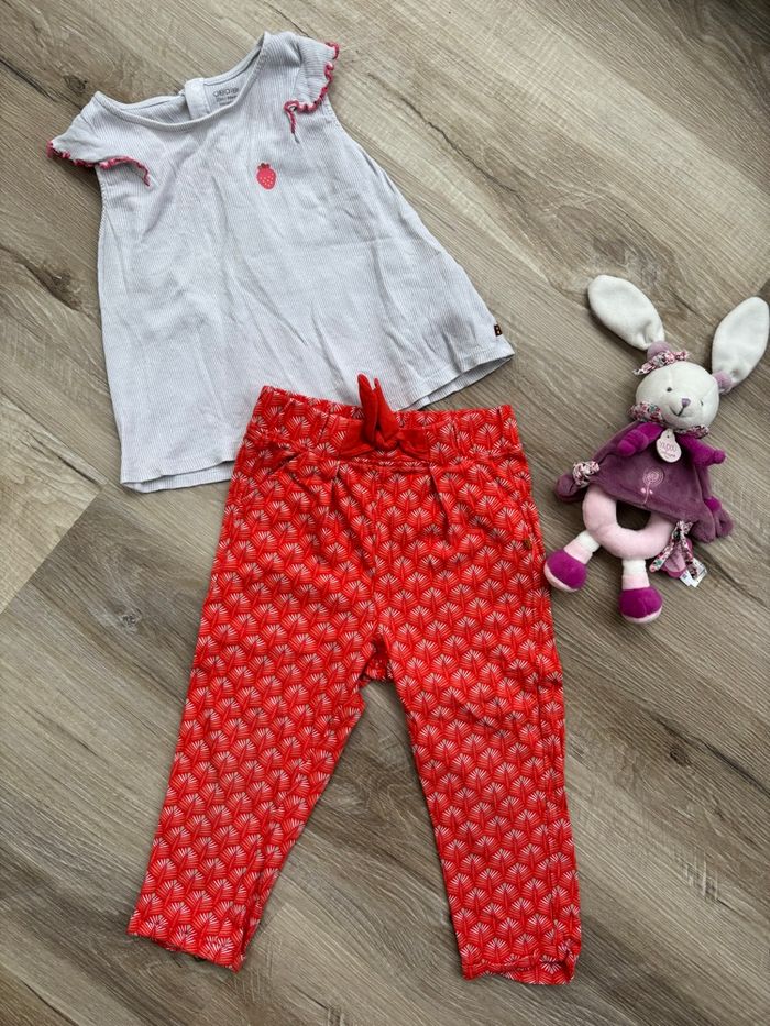 Ensemble t-shirt + pantalon fin taille 24 mois