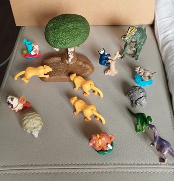 Lot de petits animaux en plastique dur.