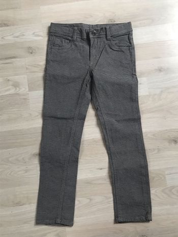 Pantalon tape à l’œil.