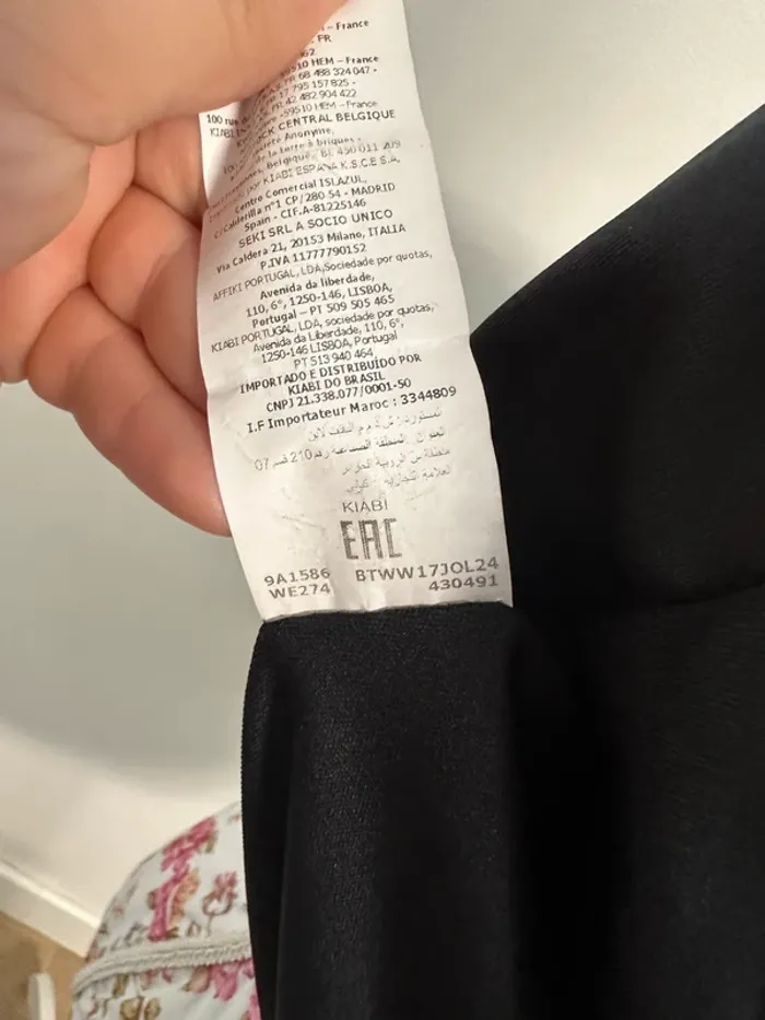 Robe noir avec dentelle et décolleté dans le dos - photo numéro 5