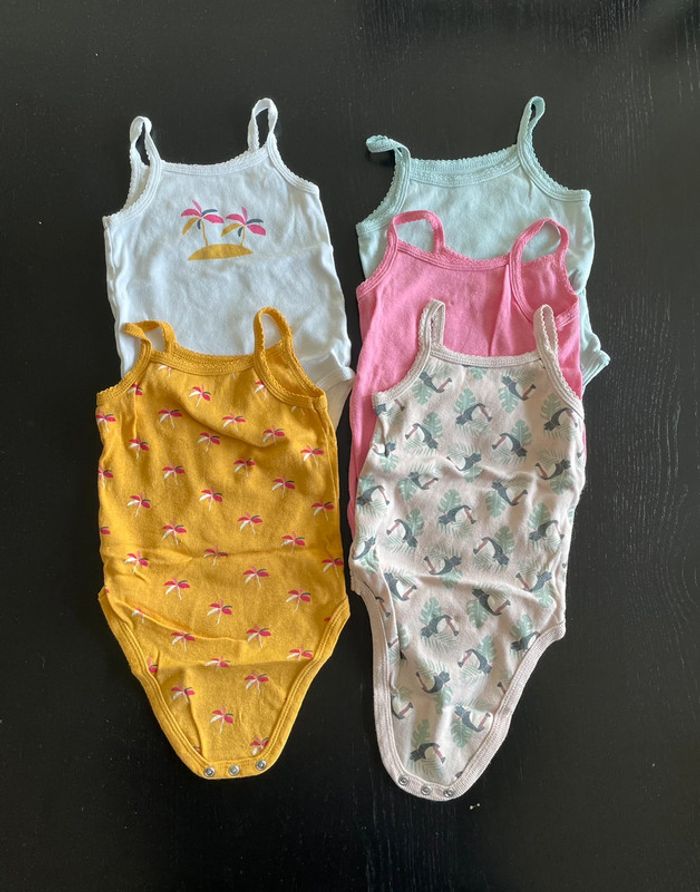 Lot 5 bodies 12 mois