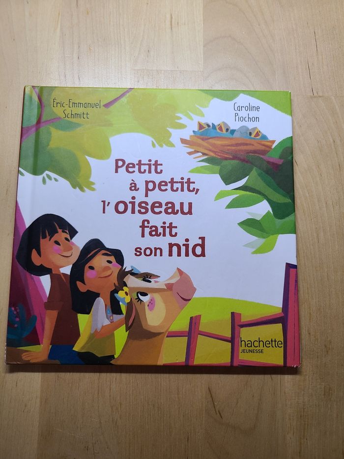 Petit à petit, l'oiseau fait son nid