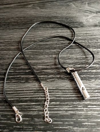 Sifflet d'urgence avec cordon simili cuir noir