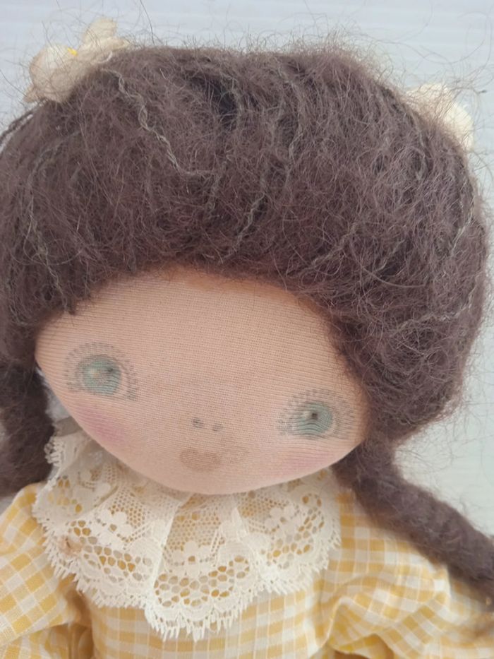 poupée de chiffon brune robe jaune - photo numéro 2