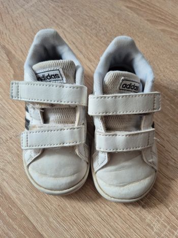 Baskets Adidas taille 22