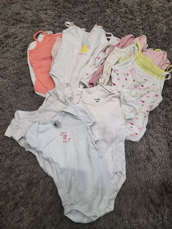 Lot bodies bébé fille 6 mois