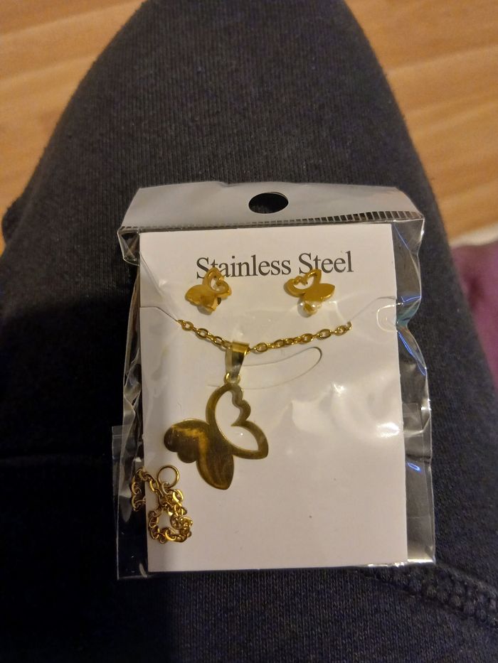Collier avec boucles doreille papillon neuf 3