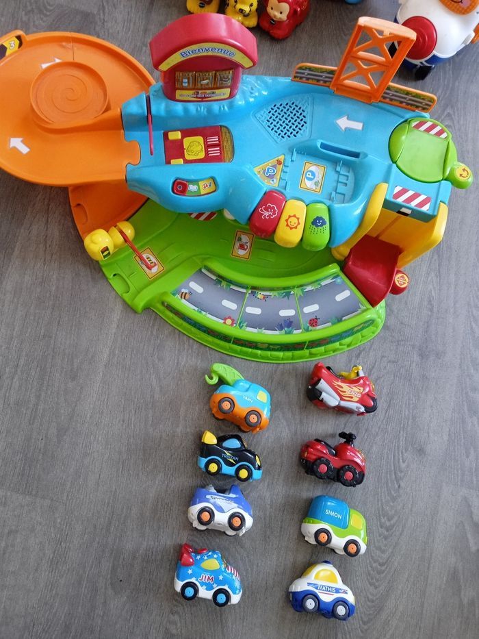 Garage et ses 8 voitures