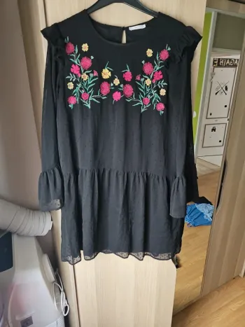 Robe noir avec broderie taille 38
