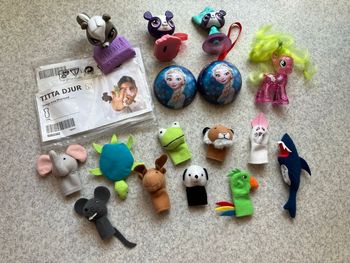 Lot de 10 mini marionnettes + 5 petits jouets (1€)