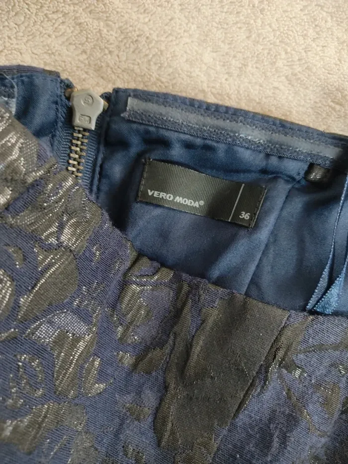 Robe bustier florale noire et bleue marine Vero Moda 36 S TBE - photo numéro 3