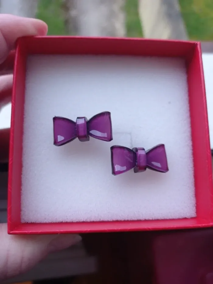 Boucles d'oreilles violette forme de noeud
