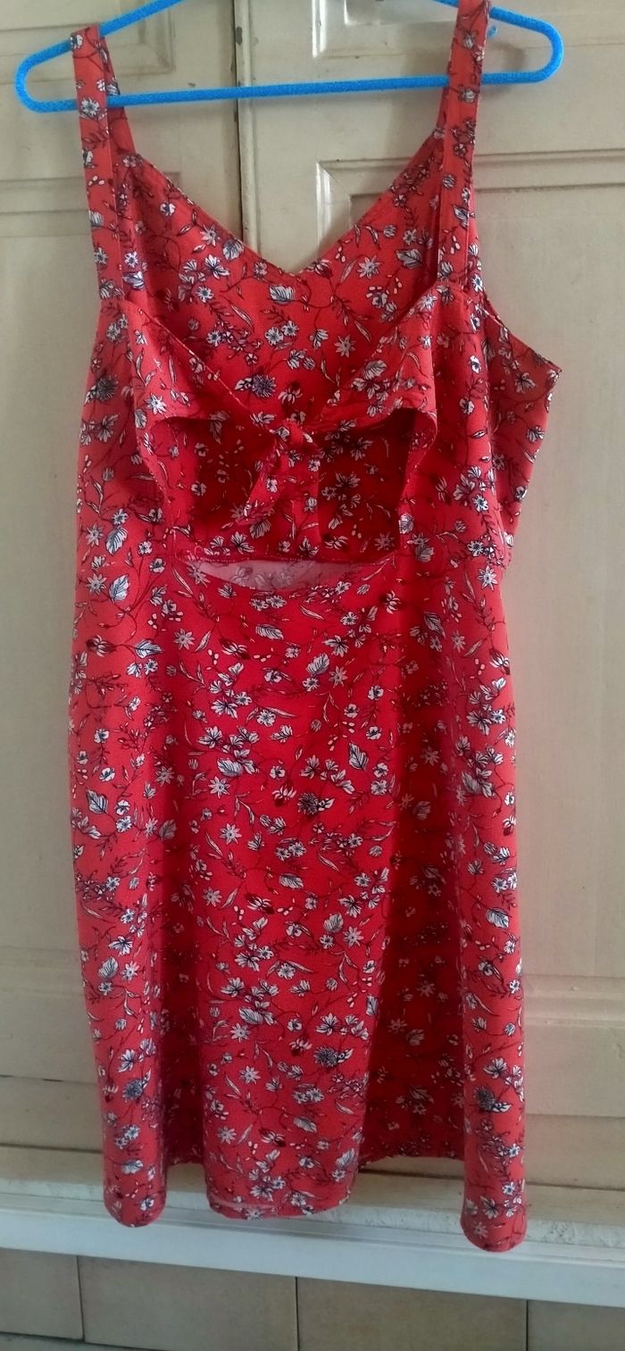 Robe courte rouge fleuri femme/taille 42/ tres bon état. - photo numéro 2