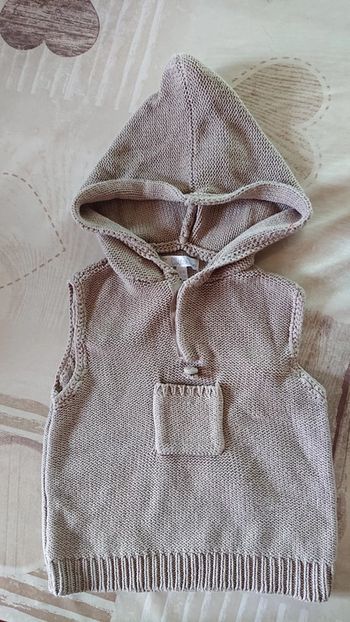 Gilet à capuche sans manches garçon 9 mois en tbe