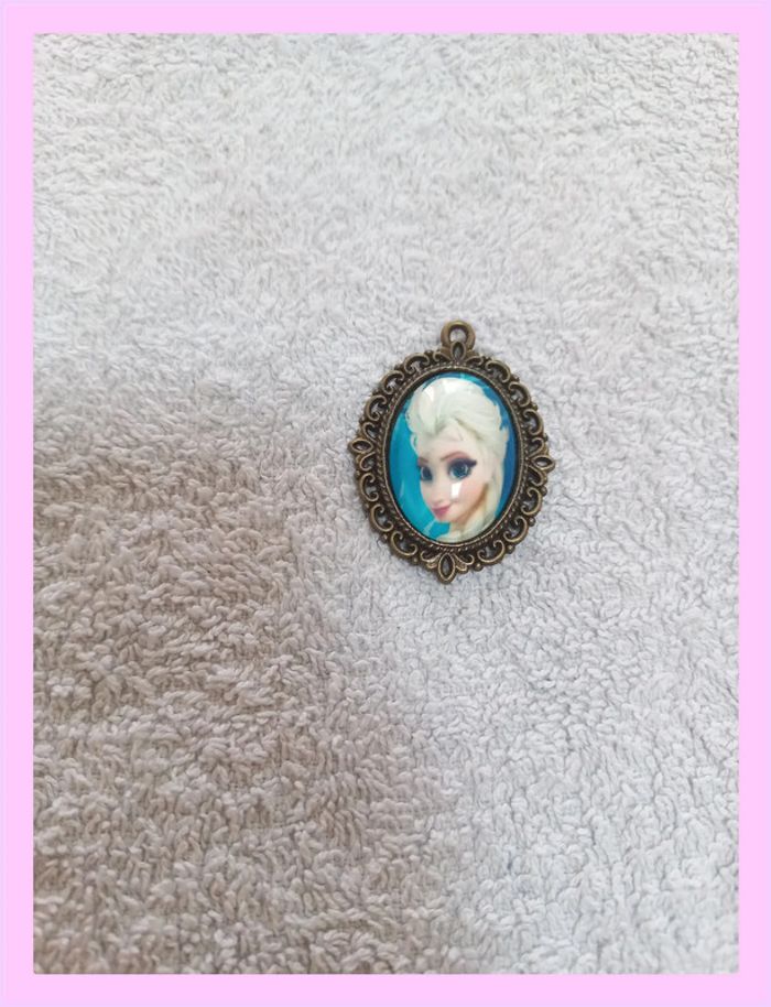 Pendentif avec cabochon en verre La Reine des Neiges