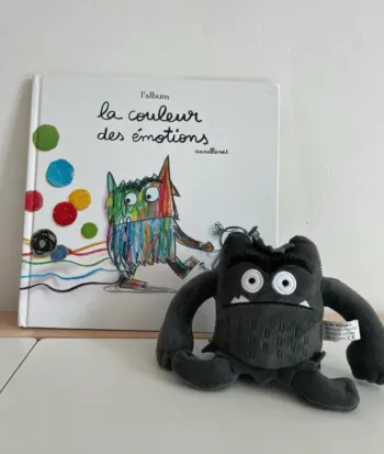 Peluche Émotion Peur – Doudou noir inspiré de La Couleur des Émotions