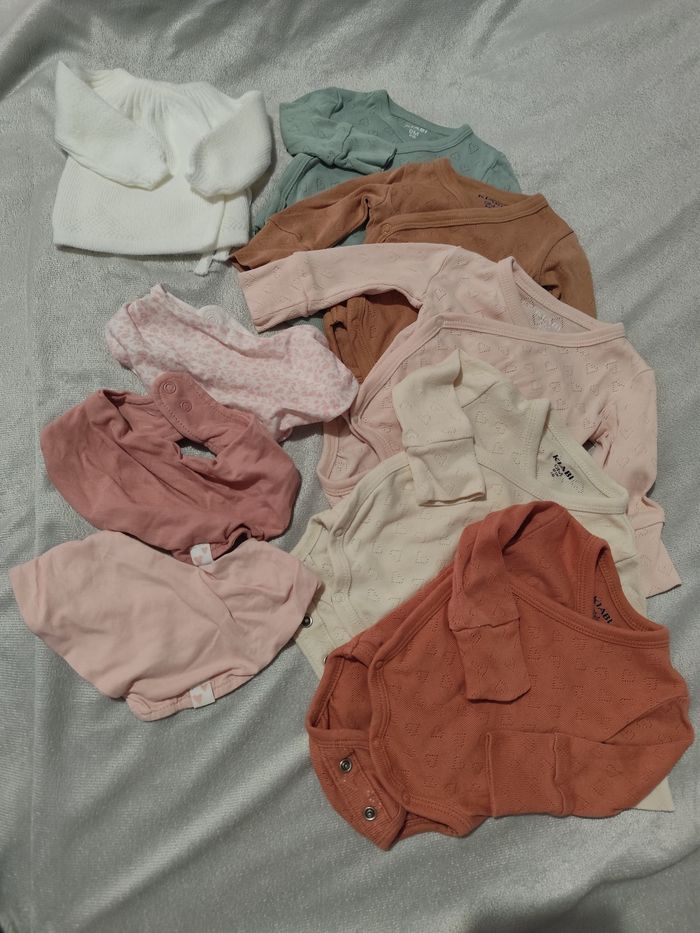 Lot de 5 bodies 3 bavoirs bandana et 1 brassière naissance