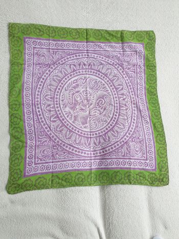 Foulard carré vert et violet